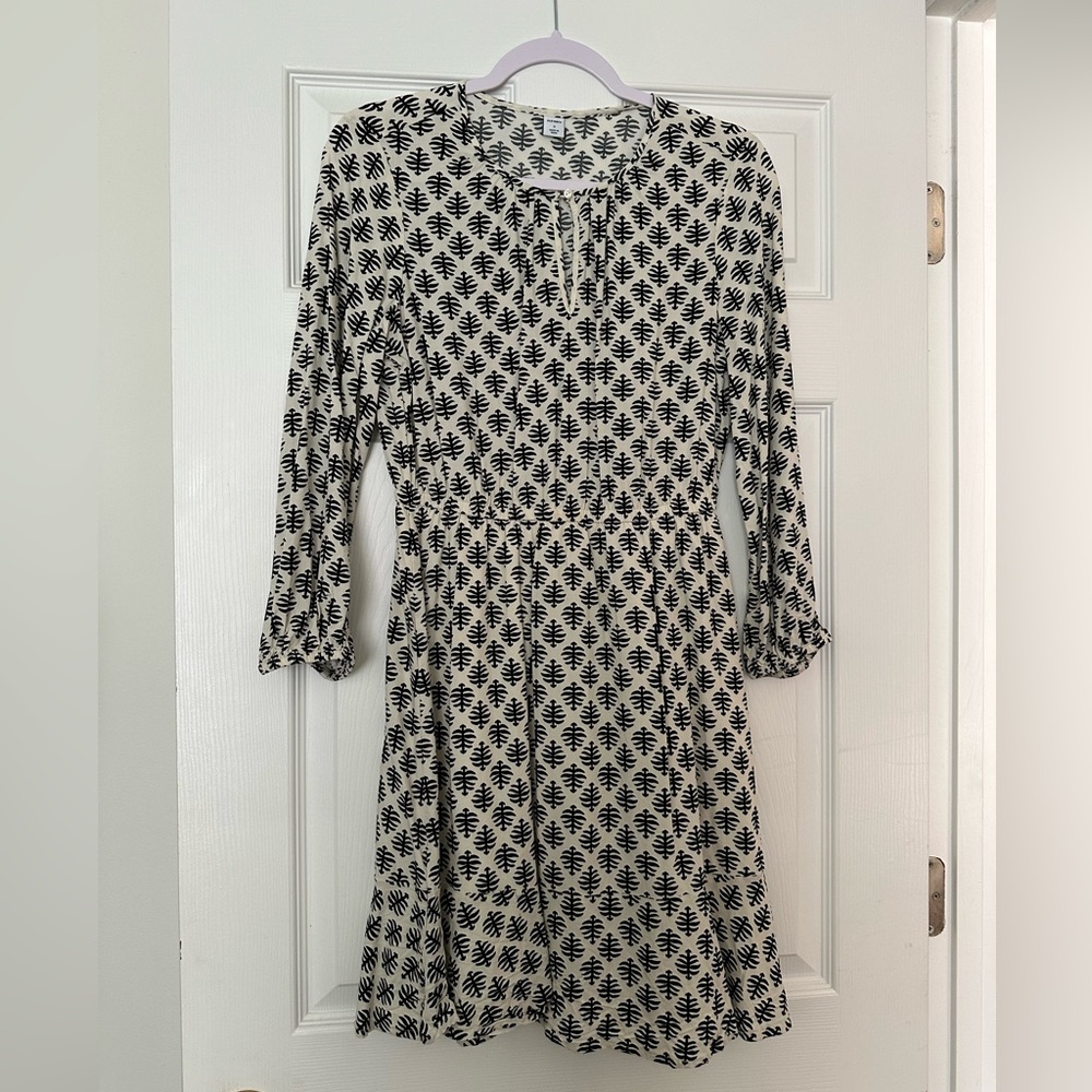 Old Navy Black and Cream Long Sleeved Dress
